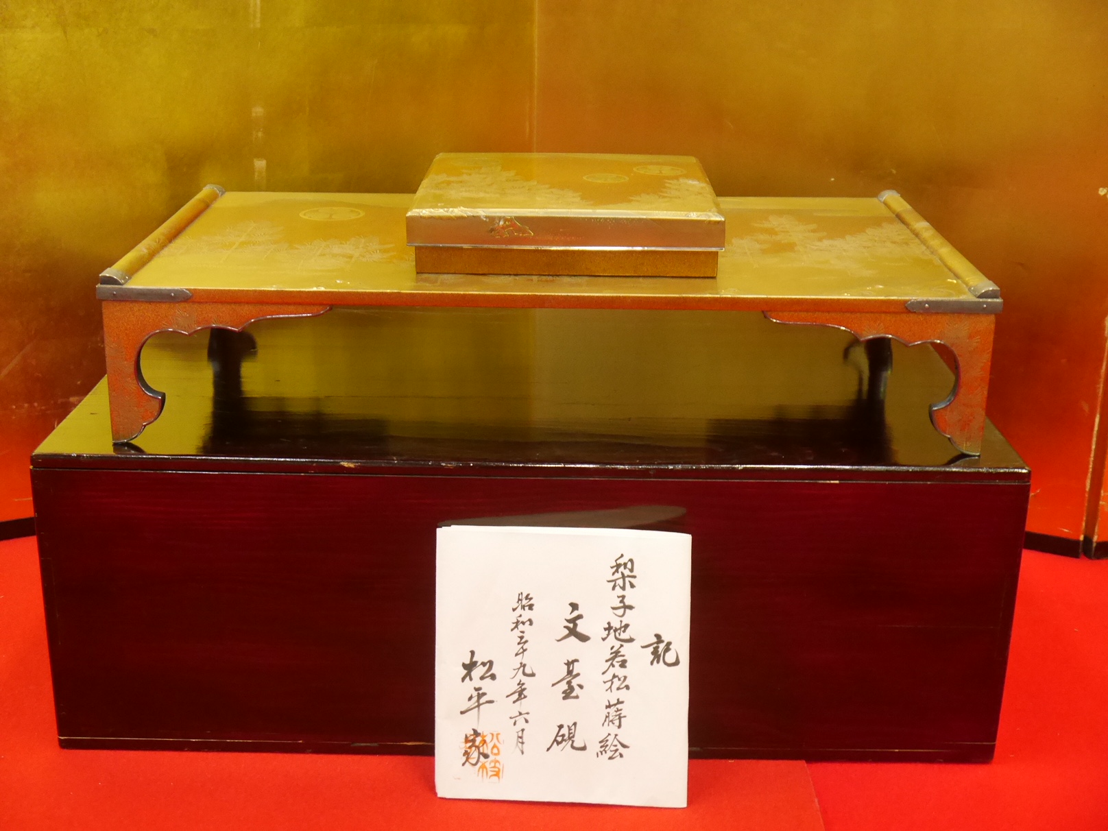 Matsudaira Family Gold Lacquered Aoi Crest Flower Stand、Matsudaira Family Gold Lacquered Aoi Crest Inkstone Case